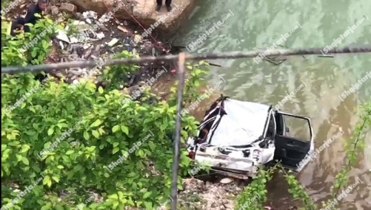 Djali humbi kontrollin e mjetit, makina përfundon në liqenin e Fierzës, ndërron jetë babai i tij 55-vjeç! Shpëton mrekullisht drejtuesi i mjetit (VIDEO)