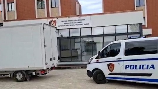 Po transportonte 30 emigrantë drejt Malit të Zi dhe tentoi të korruptonte policët, arrestohet 21-vjeçari në Shkodër