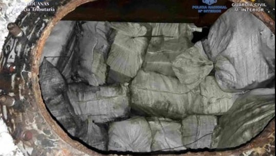 Kapet rreth 3 ton kokainë në një anije peshkimi në Spanjë, 5 të arrestuar