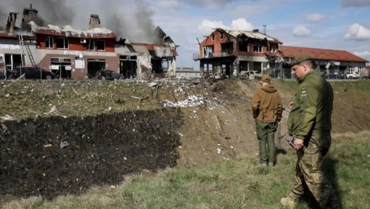 Ushtria ukrainase bombardon fshatin rus në kufi