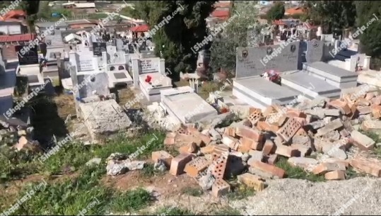 Rrëzohet muri rrethues i varrezave në Patos, dyshohet ngjarje e qëllimshme, drejtori i Agjencisë së Shërbimeve Publike: Mund ta kenë bërë bizneset e funeraleve