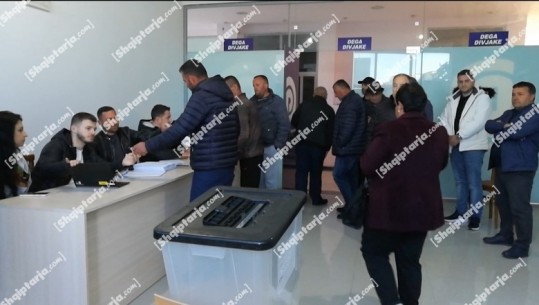 ‘Rithemelimi’ i Berishës vijon zgjedhjet, mbyllet votimi në degën e PD-së në Divjakë, ja fituesi