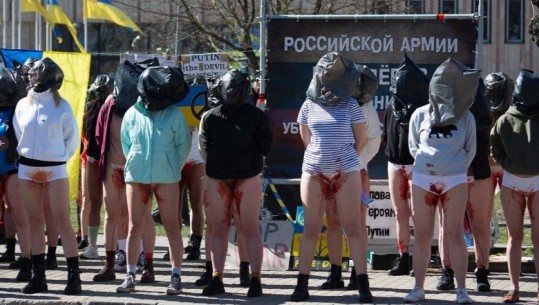 Me qese në kokë dhe të brendshme të lyera në gjak, gratë në Lituani protestojnë kundër dhunës seksuale në Ukrainë 