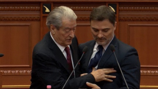 VIDEO/Berisha-Alibeaj, përplasje në Kuvend! Ish-Kryeministri e shtyn dhe i merr vendin në foltore! Nikolla merr masë disiplinore