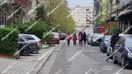 Përplasi me makinë efektivin e policisë dhe u largua nga vendngjarja, arrestohet disa orë më vonë drejtuesi në Tiranë! Refuzoi të merrte gjobën 