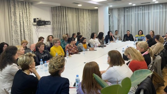 Kryemadhi takim me anëtaret e Lëvizjes së Gruas: Do e riorganizojmë që të përfshijmë më shumë gra e vajza në politikë, fokus zgjedhjet 2023