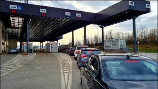Marrëveshja skadoi dje, por në pikat kufitare që lidhin Kosovën me Serbinë vazhdon qarkullimi me letra ngjitëse në targat e makinave