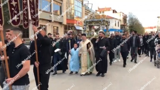 Besimtarët ortodoksë të Korçës në ceremoninë e shëtitjes së epitafit: Nuk ka gëzim më të madh se këto festat 