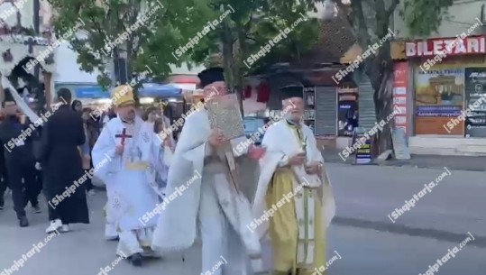 Besimtarët ortodoksë në Elbasan kremtojnë të Premten e Zezë! Epitafi përshkon shëtitoren e qytetit 