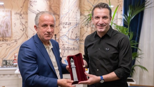 Veliaj pret kryetarin e Komunës së Suharekës dhe i jep Kullen e Sahatit: Viti i Rinisë, mundësi për të rinjtë nga të gjitha trevat shqiptare