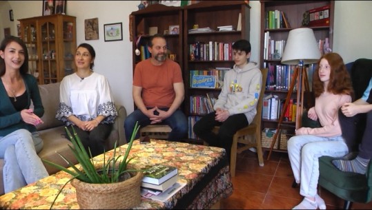 SPECIALE/ Sakrificat dhe ritet, si festohen Pashkët në një familje ortodokse në Tiranë! Gruaja ruse në Shqipëri ia drejton lutjet e saj popullit ukrainas