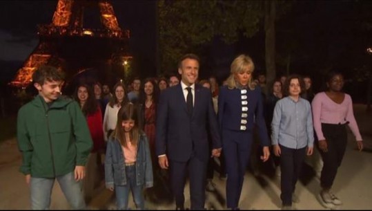 Drejt podiumit për fjalimin e fitores, Macron shfaqet i kapur për dore me gruan! Shoqërohen nga një grup fëmijësh