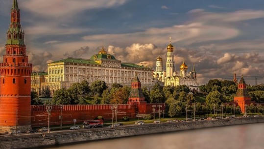 Kremlini: Dërgimi i armëve në Ukrainë kërcënon sigurinë evropiane