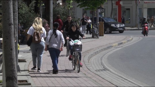 Këmbësorët të papërgjegjshëm, ‘zaptojnë’ korsitë e biçikletave! Vëzhgimi i Report Tv