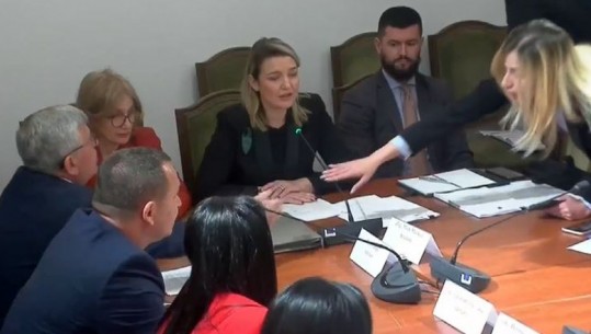 Tensione te Komisioni për Edukimin, Zhupa i heq mikrofonin ministres së Kulturës! Petro Koçi kërkon ndërhyrjen e gardës (VIDEO)