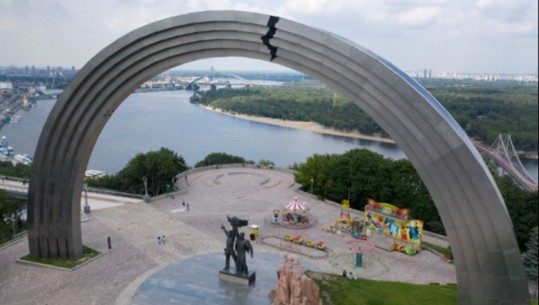 U ngrit në vitin 1982, Ukraina fillon shembjen e monumentit të miqësisë ruse në Kiev
