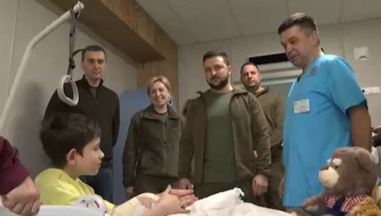 Humbën prindërit nga bombardimet në Mariupol, Zelesnky viziton dy fëmijët jetimë (VIDEO)