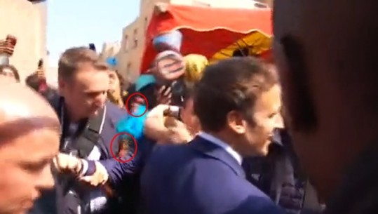 Në daljen e parë publike pas fitores, presidenti francez Emmanuel Macron qëllohet me domate (VIDEO)