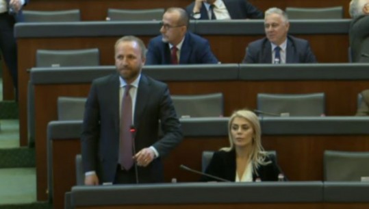 Deputeti i Kosovës ‘çmendet’ në parlament: Ah ju q**** robtë (VIDEO)