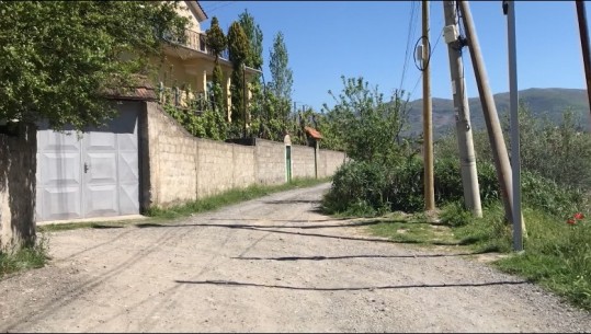 Lagjja ‘28 nëntori’ në Elbasan pa rrugë, banorët: Asnjë investim nga Bashkia, probleme edhe me ndotjen