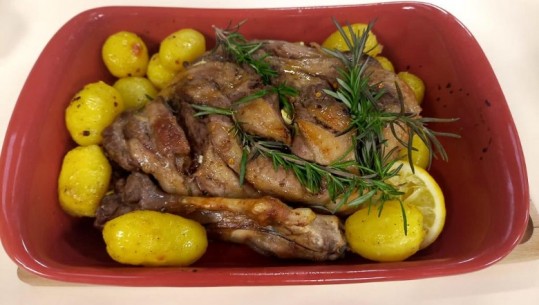 Kofshë qingji me patate, ‘sekreti’ për shijen perfekte të recetës nga zonja Albana