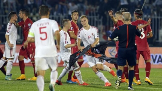 I ngulitur në memorien e shqiptarëve, arbitri i Premier League do tërhiqet në fund të sezonit