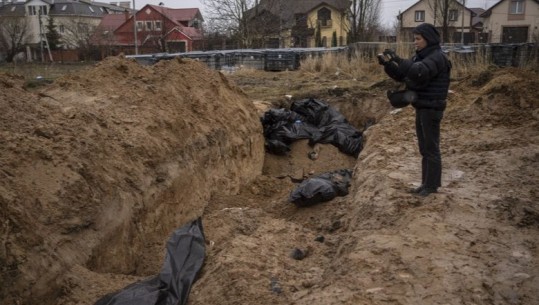 Zelensky: Një varr masiv me rreth 900 kufoma është zbuluar në rajonin e Kievit
