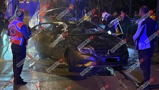 E shtypur dhe e bërë copash, Report Tv siguron foton e makinës që përfundoi nën rrotat e urbanit mbrëmë në Lanë! Fati i ka shpëtuar mrekullisht 2 personat brenda në të