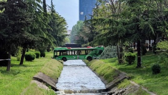 Autobusi në lumin 'Lanë', Veliaj sondazh në rrjetet sociale: A ta lëmë si një instalacion?