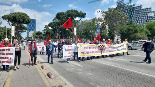 Dita ndërkombëtare e punëtorëve, tubim në Tiranë, një grup qytetarësh marshojnë drejt kryeministrisë: Kërkojmë paga dinjitoze për të përballuar jetesën
