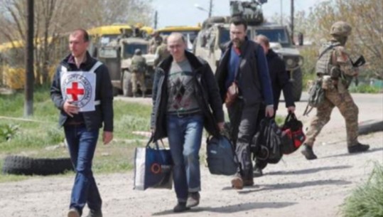 Të lodhur dhe të traumatizuar, të evakuarit nga fabrika çelikut mbërrijnë në Donetsk