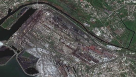 1000 civilë të bllokuar në fabrikën e çelikut, dalin pamjet satelitore që tregojnë dëmtimet nga bombardimet ruse 