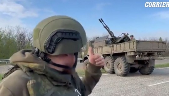 VIDEO/ I bën shenjë ushtarit të qëllojë dhe më pas nisi raportimin live të luftës për 'sulme' mbi dronët ukrainas! Gazetari rus tallet në rrjetet sociale