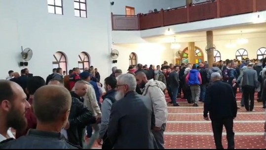 Besimtarët myslimanë në Fier festojnë Fitër Bajramin, përcillen mesazhe për paqe e harmoni