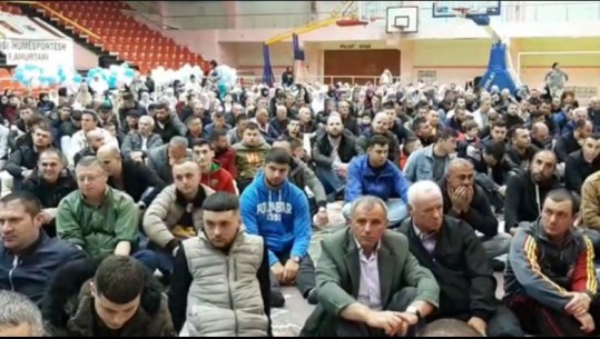 Besimtarët në Vlorë festojnë Fitër Bajramin, falen në ambientet e pallatit të sportit