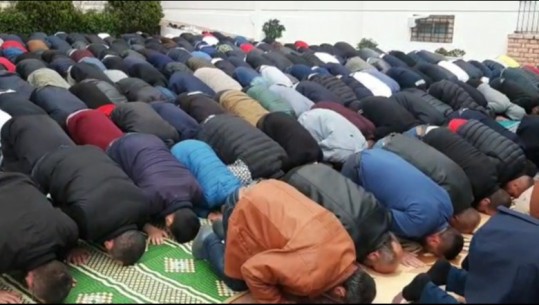 Besimtarët mysliman festojnë Fitër Bajramin në Sarandë, falin namazin në xhaminë e qytetit