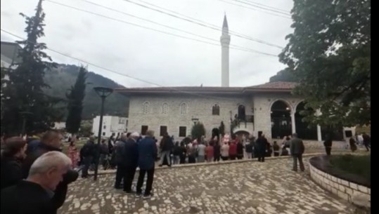 Festohet Fitër Bajrami në Berat, besimtarët falën namazin në Xhaminë Mbret