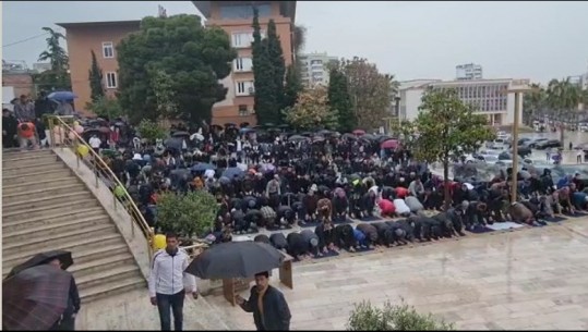 Dhjetëra besimtarë myslimanë në Durrës festojnë sot Fitër Bajramin, urojnë paqe dhe begati