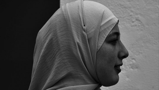 Sonata e Sonadës! Takimi në Shkodër me një vajzë myslimane të mbuluar që nuk dëgjon muzikë e nuk kërcen