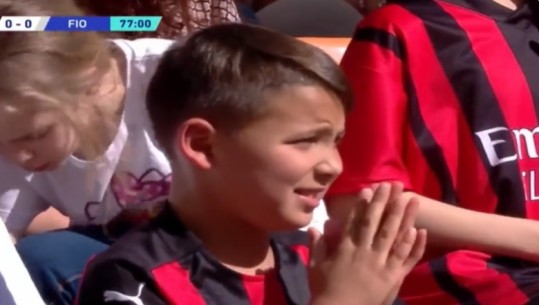 Emocionet kundër Fiorentinës, lutja e tifozit të vogël të Milanit bën xhiron e rrjetit (VIDEO)