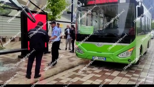 Autobusi i linjës së 'Qytetit Studenti' aksidentohet në bulevardin 'Zogu i Parë' në Tiranë