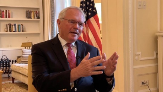 Ambasadori i SHBA në Beograd: Jemi në pritje që Serbia t’iu bashkohet sanksioneve ndaj Moskës! Nuk e kuptoj se si dikush mund të jetë mbështetës i Rusisë