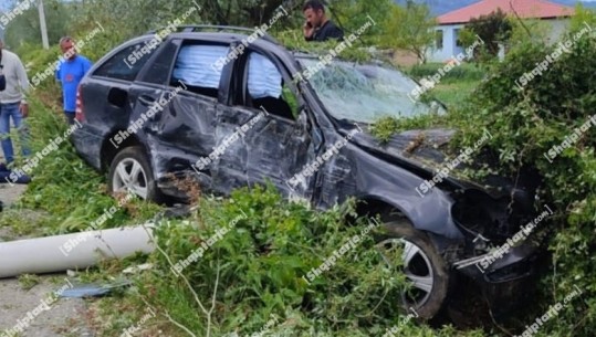 Humbi kontrollin dhe u përplas me shtyllën e tensionit në Fushë-Krujë, përfundojnë në spital shoferi i ‘benzit’ dhe një 53-vjeçare! Makina bëhet copa 