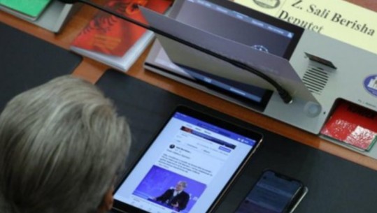 Zelensky flet në parlament për luftën në Ukrainë, Berisha kapet ‘mat’ duke parë statuset e tij në Facebook 