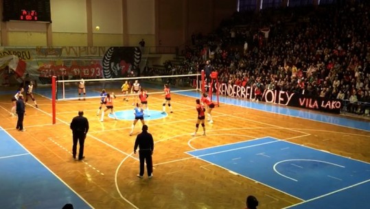 Volejboll me atmosferë të jashtëzakonshme, Skënderbeu fiton finalen e dytë kundër Tiranës! Trajneria e bardhebluve: I ndihmuan tifozët
