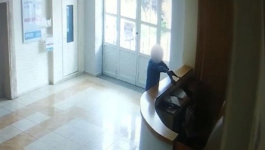 VIDEO/ Tentoi të vidhte para në recepsionin e spitalit, arrestohet 34 vjeçari në Gjirokastër