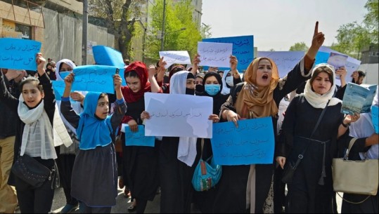 Talebanët dekretojnë ligjin: Asnjë grua s’do dal pa burka në publik