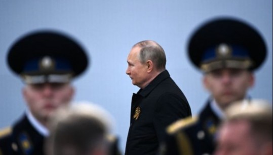 Putin mbërrin në Sheshin e Kuq për paradën