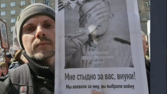 I riu proteston në Rusi me foton e gjyshit: Më vjen turp për ju nipër e mbesa! Ne luftuam për paqen ju zgjodhët luftën