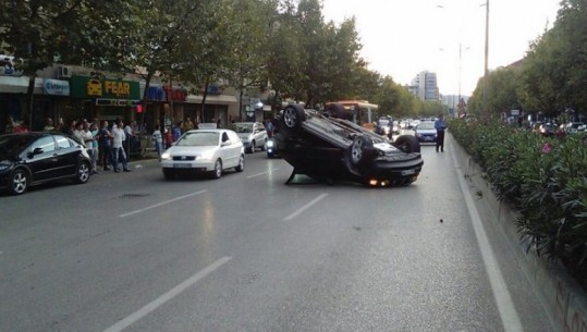 'Isha unë shoferi', 'benzi' përplas një tjetër makinë, në pranga një 30-vjeçare, nis hetimi edhe për dy të rinj, u munduan të shpëtonin shoqen nga policia në Tiranë